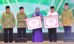 Gubernur Khofifah Dinobatkan Tokoh Peduli Masjid