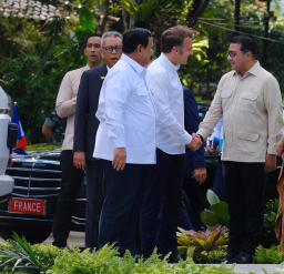 Dampingi Presiden Prabowo, Menteri Ekraf sambut Macron di Borobudur