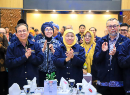 Gubernur Khofifah Ajak IKA UNAIR Ambil Peran Strategis dalam Diplomasi Antarbangsa