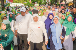 Gubernur Khofifah Hadiri Jalan Sehat Hari Santri 2025 Bersama Ribuan Masyarakat Lamongan