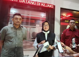 DUGAAN KORUPSI BLUD RSUD MOH ZYN: KEJARI SAMPANG SITA 5 PONSEL DAN KOMPUTER