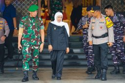 Hadiri Apel Operasi Lilin Semeru 2025, Khofifah Tegaskan Sinergi TNI-Polri Kunci Pengamanan Nataru Jatim