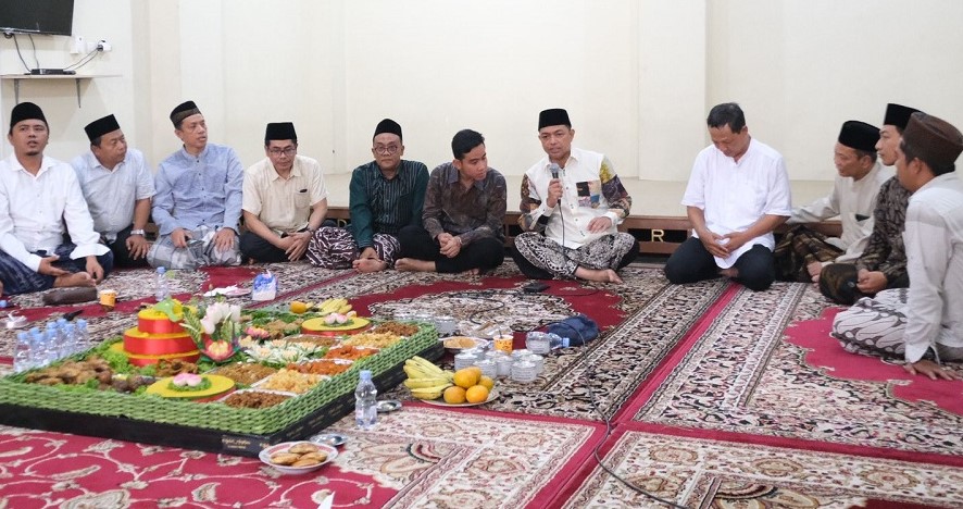 Para Gus Pengasuh Pesantren dan Gibran Bahas Langkah Pemenangan di Kediaman Guru Ngaji Jokowi