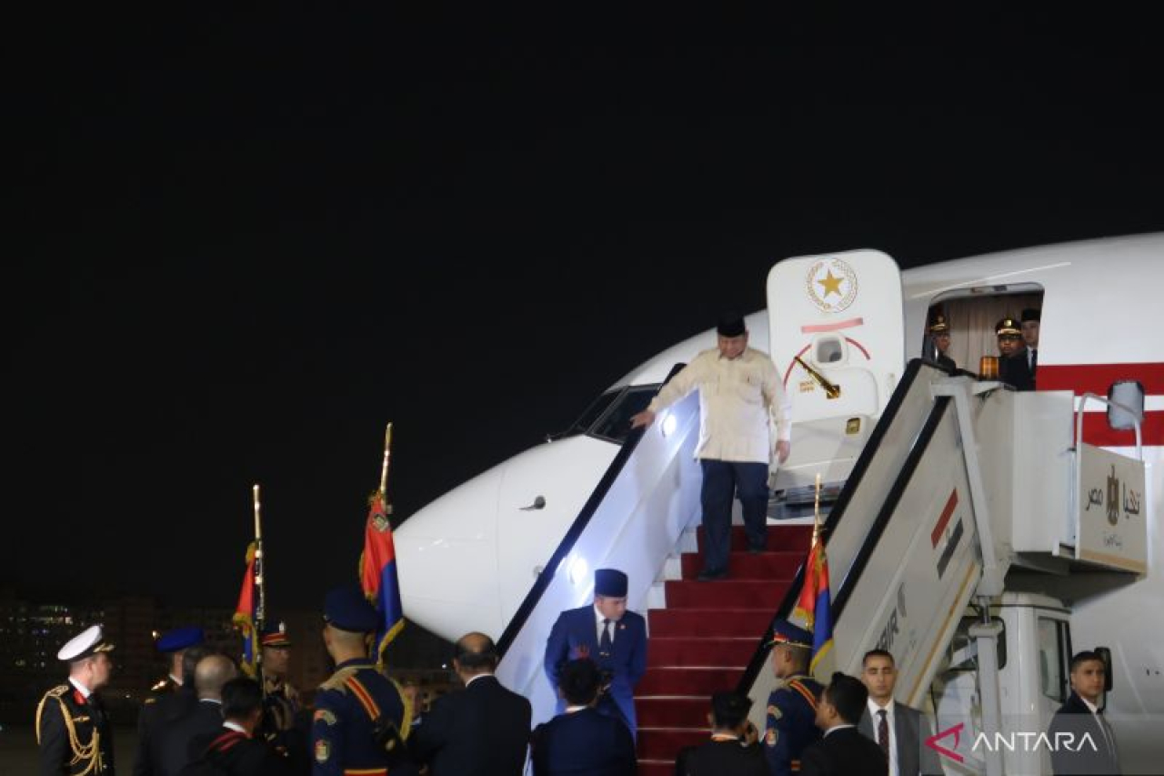 Presiden RI Prabowo Subianto tiba di Bandar Udara Internasional Kairo, Mesir, pada Selasa malam pukul 20.18 waktu setempat (17/12/2024). ANTARA/Mentari Dwi Gayati
