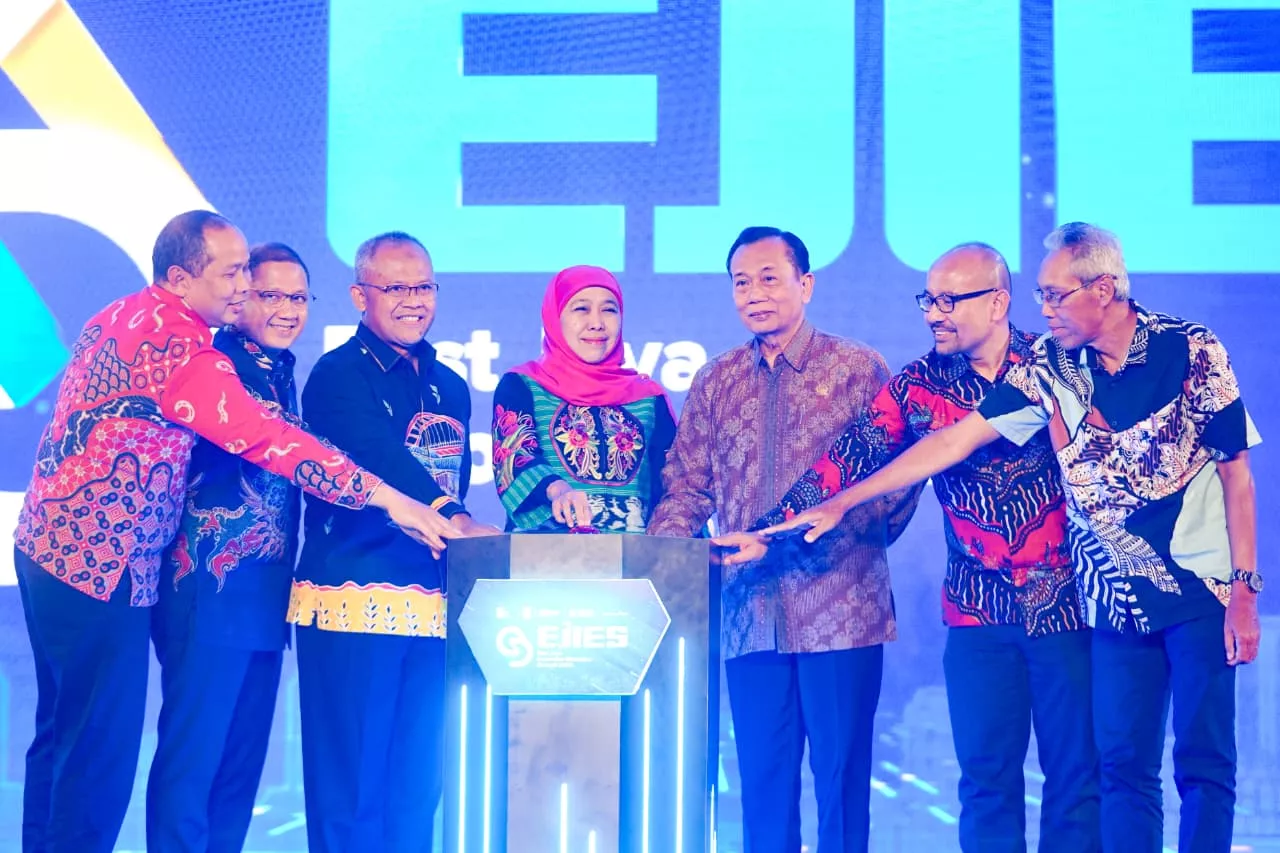 Gubernur Khofifah Berikan Apresiasi Inovasi Terbaik Insan Pendidikan Jawa Timur pada Ajang EJIES 2025