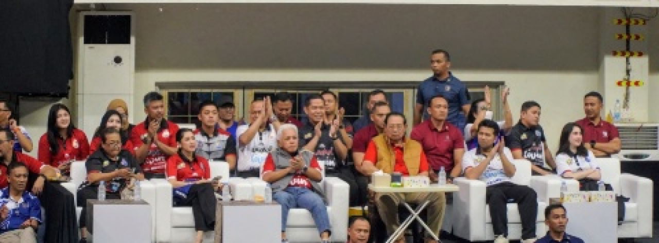 Presiden RI Ke-6 Susilo Bambang Yudhoyono (SBY) melihat secara langsung pertandingan antara Jakarta Lavani Livin Transmedia melawan Jakarta Garuda Jaya di GOR Ken Arok Malang pada Jumat (17/1/2025). Foto: Ist