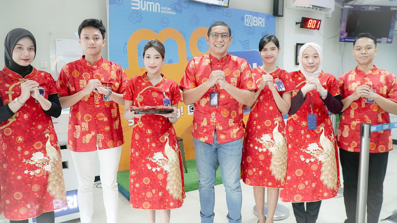 Sambut Tahun Shio Ular Kayu, BRI Surabaya Mulyosari Bagikan Cokelat Manis kepada Nasabah