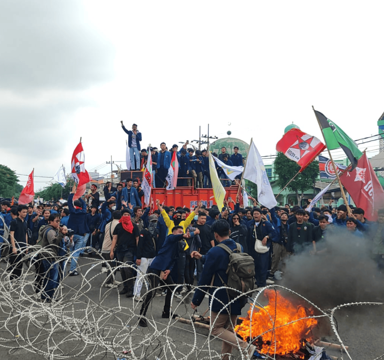 Aksi efesiensi anggaran di depan gedung dprd jatim.
