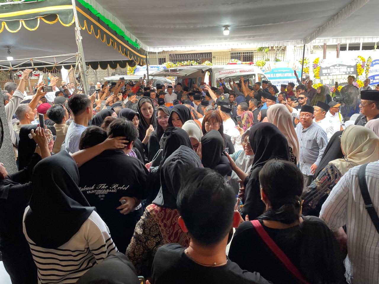 Suasana di kediaman almarhum di Jemursari Regency, Kelurahan Panjang Jiwo, Kecamatan Tenggilis Mejoyo/ist