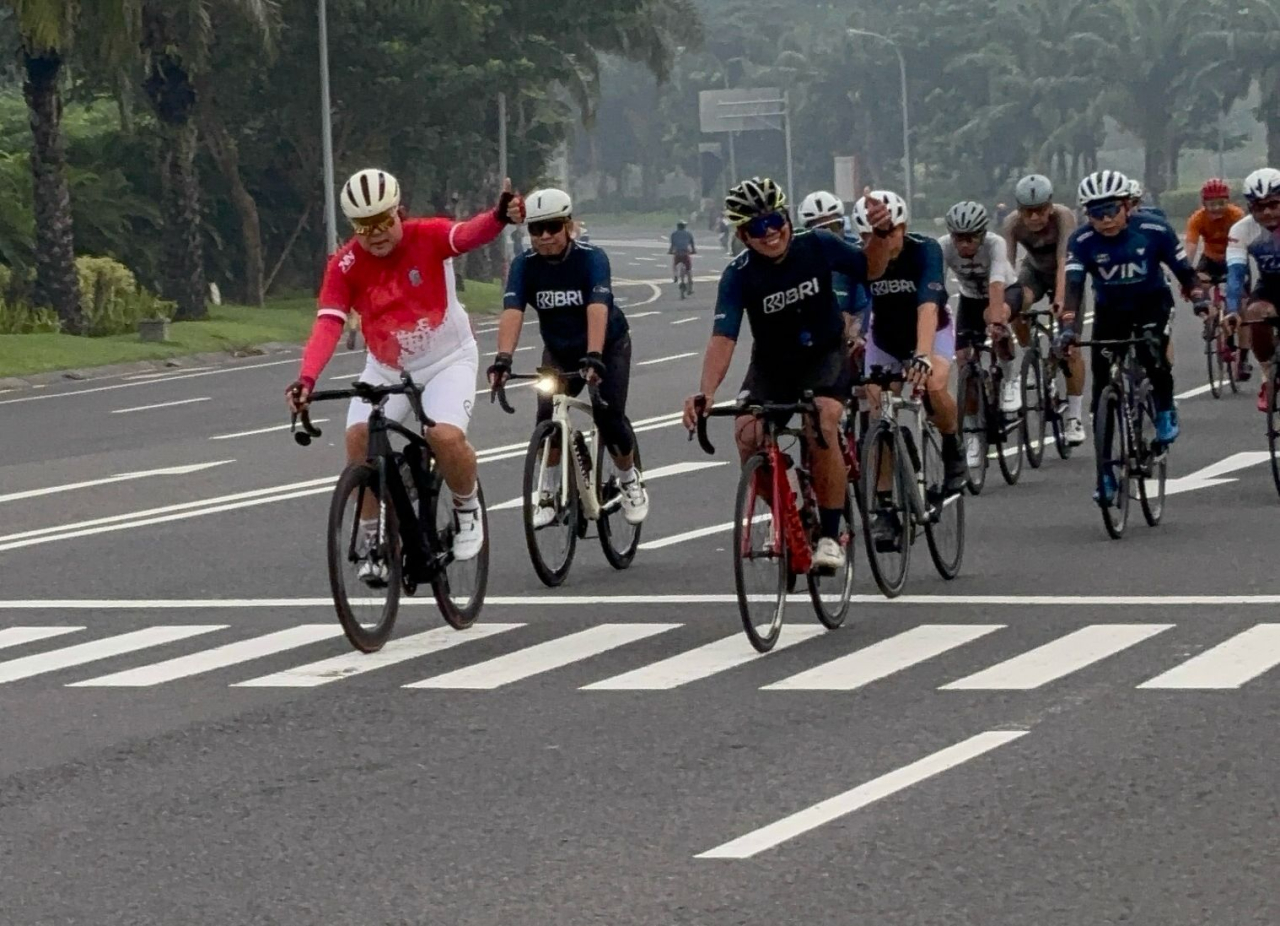 Puluhan Pesepeda Ikuti Gowes Bersama di Grand Island Loop Pakuwon Surabaya Dipimpin Dokter Agung Mulyono