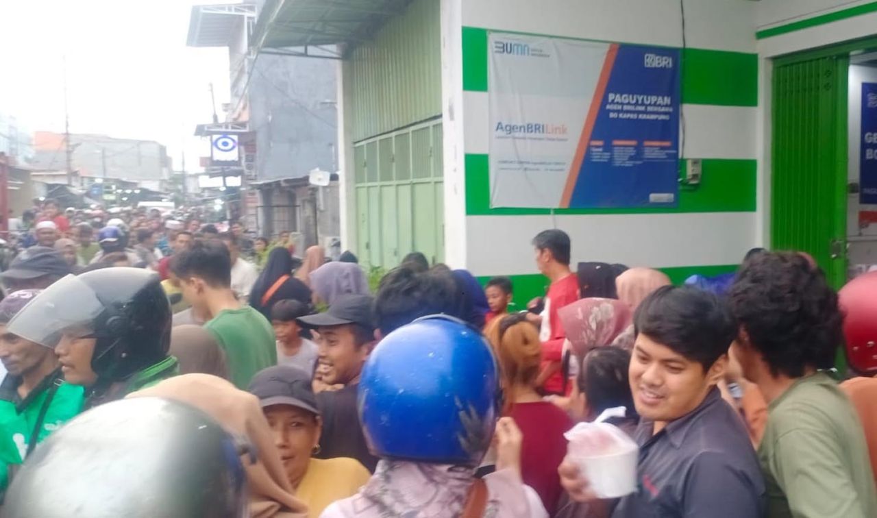 BRI BO Kapas Krampung Berbagi Takjil dan Buka Bersama