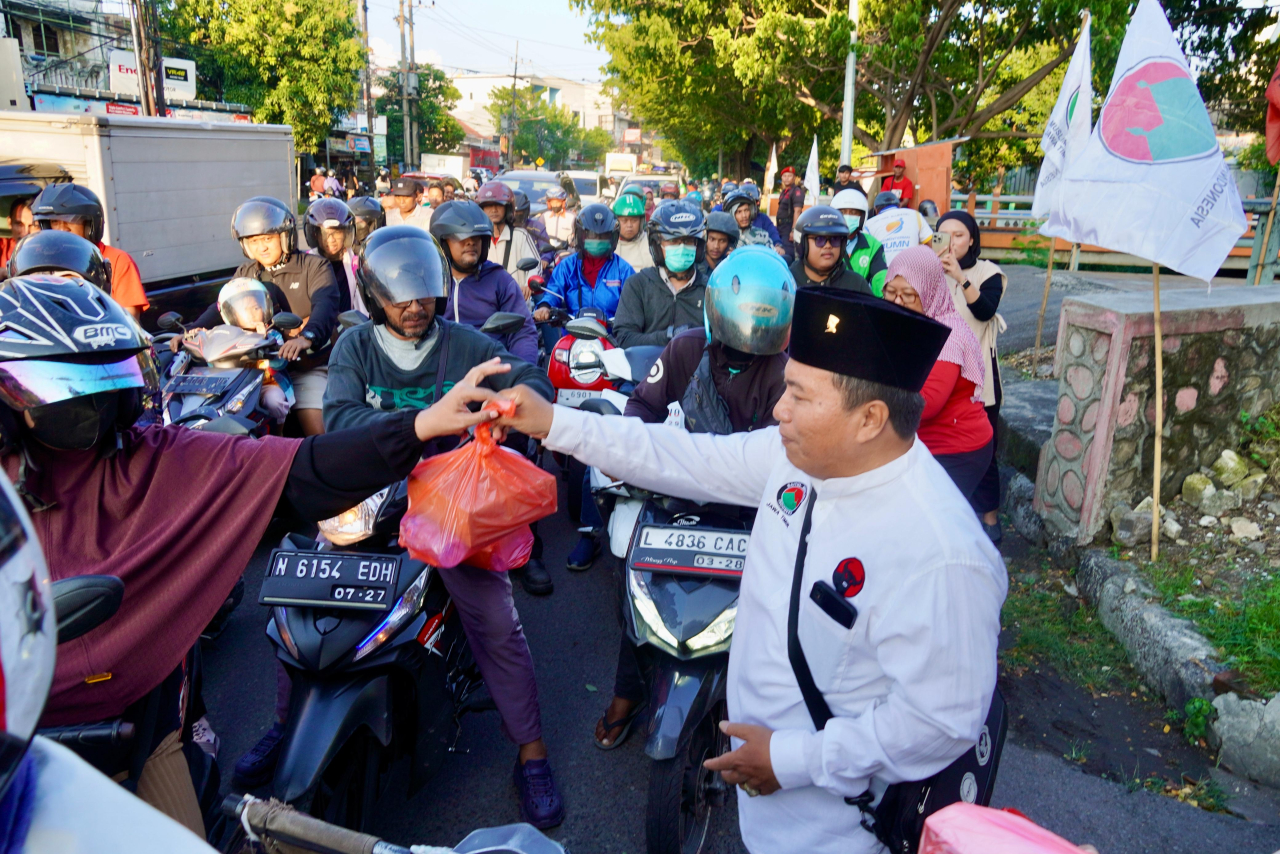 Sambut Ramadan, PDIP Jatim Tiap Hari Berbagi Takjil, Tadarusan, hingga Santuni Anak Yatim dan Janda
