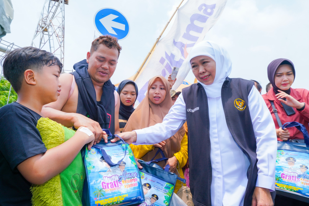 Gubernur Jawa Timur Khofifah Indar Parawansa memberangkatkan ratusan pemudik gratis via kapal laut yang diselenggarakan Pemprov Jatim di Pelabuhan Jangkar Kabupaten Situbondo, Senin (24/3).