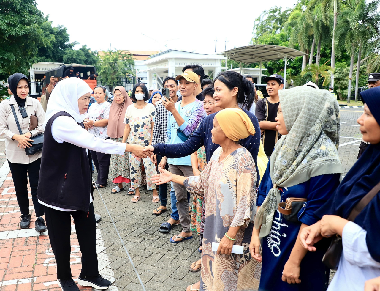 Sambut  Idul Fitri 1446 H, Gubernur Khofifah Berbagi 1.500 Paket Sembako dan Zakat Mal pada Warga