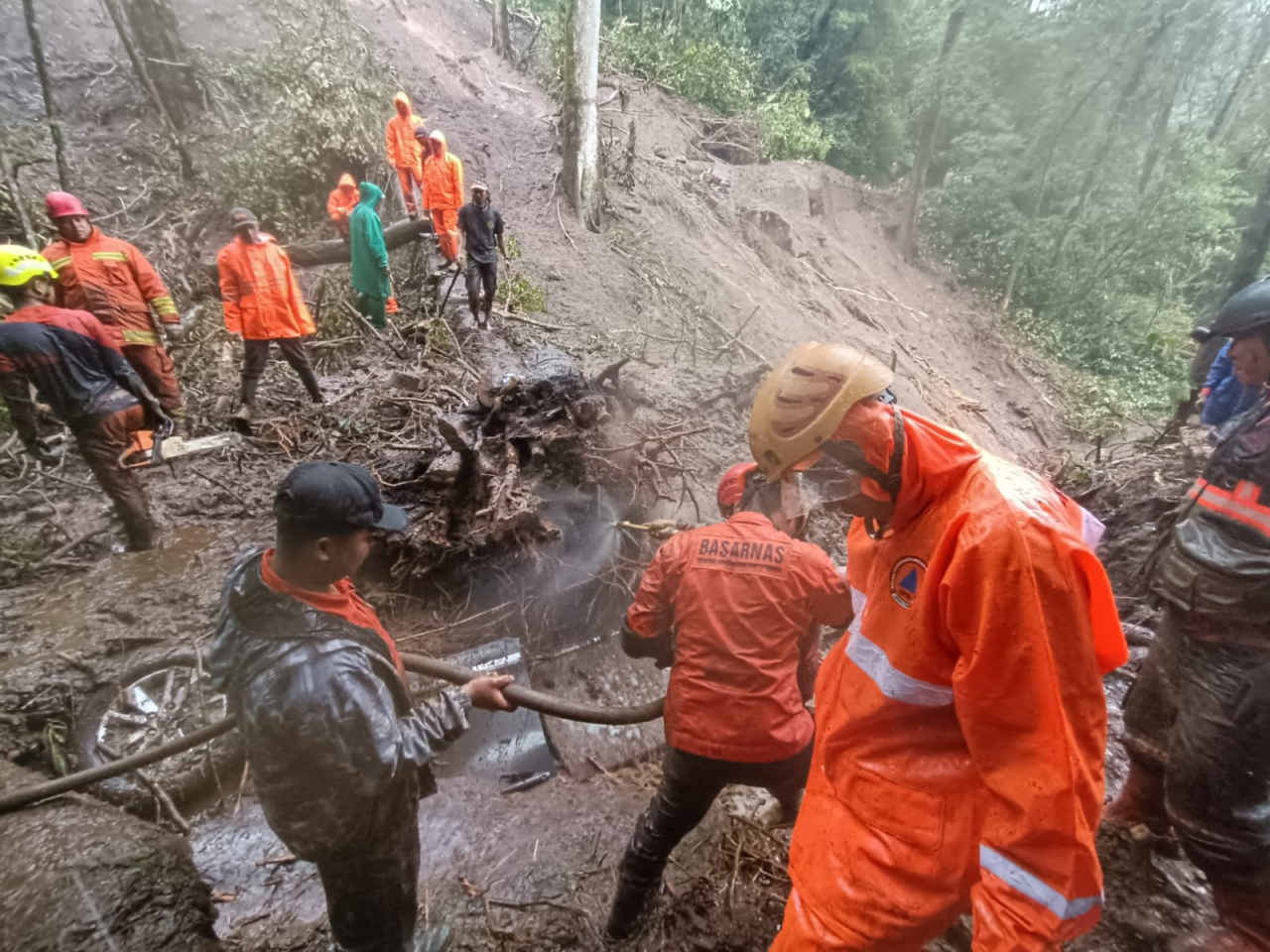 Tanah Longsor Timbun Mobil  di Mojokerto, Satu Korban Meninggal Dunia