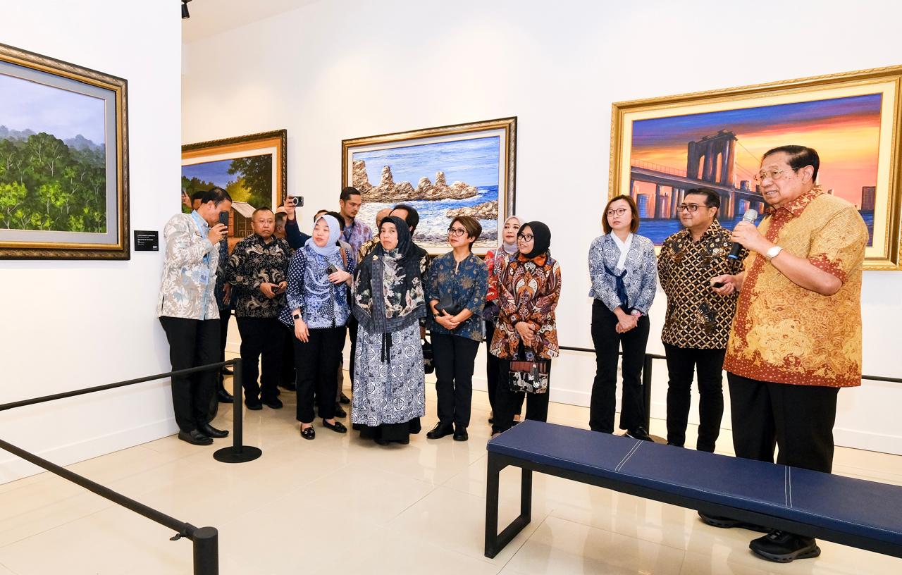 Sambut KemenEkraf di Cikeas Art Gallery , SBY Jelaskan Karya Lukisan, Musik, Puisi Hingga Novel