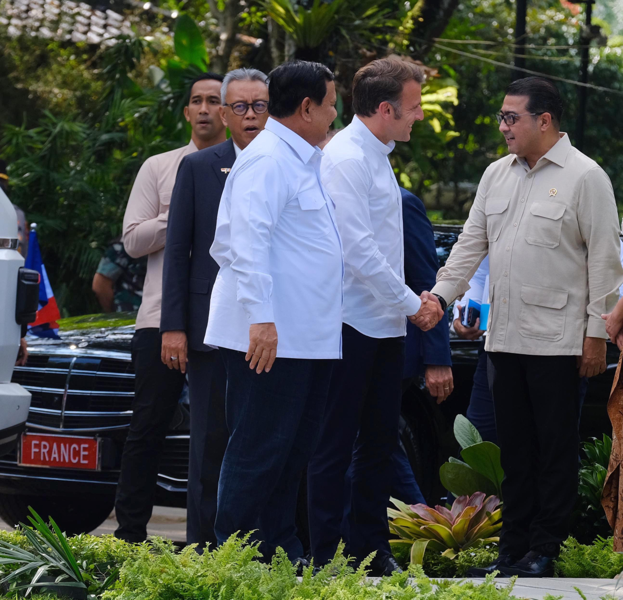 Presiden Prabowo Subianto didampingi Menteri Ekonomi Kreatif, Teuku Riefky Harsya menyambut kunjungan Prancis Emmanuel Macron mengunjungi Candi Borobudur di Kab. Magelang, Jawa Tengah.