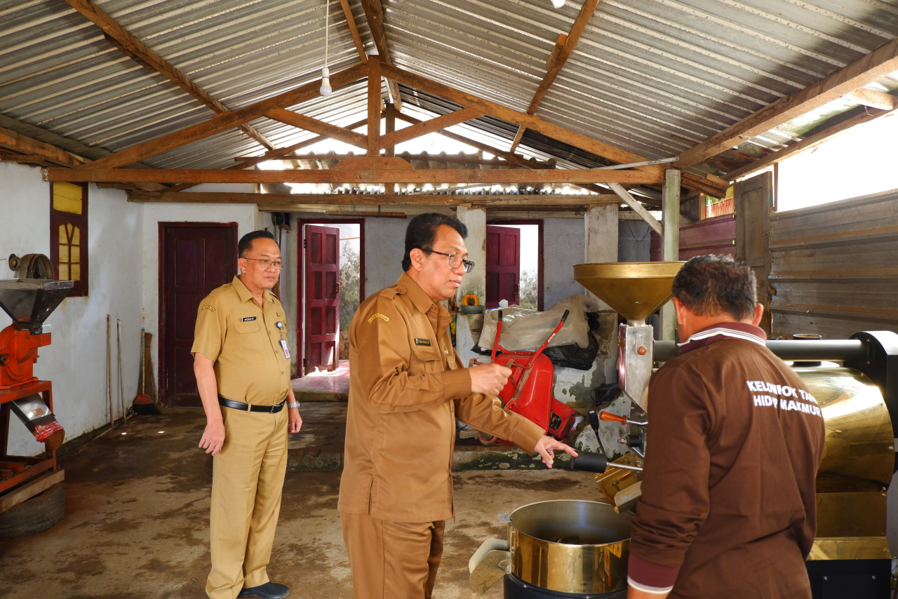 Kepala Dinas Perkebunan Provinsi Jawa Timur Ir Dydik Rudy Prasetya MMA saat melihat hasil produksi kopi dalam Bimtek Gerakan Gotong Royong Budidaya Tanaman Kopi atau Gerobag Kopi.