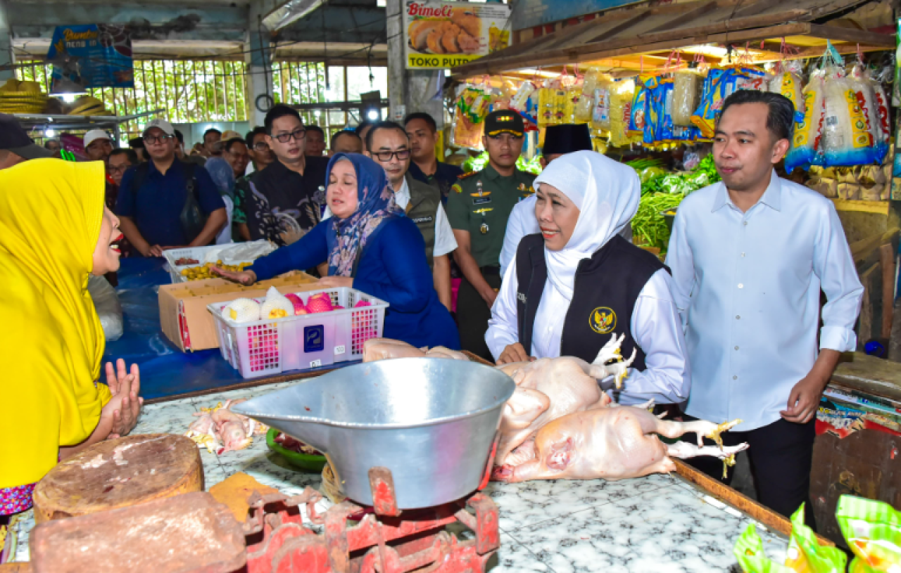 Gubernur Jawa Timur, Khofifah Indar Parawansa, meninjau harga dan ketersediaan bahan pokok di Pasar Tanjung, Jalan Samanhudi, Kelurahan Jember Kidul, Kecamatan Kaliwates, Kabupaten Jember, Kamis (31/7).