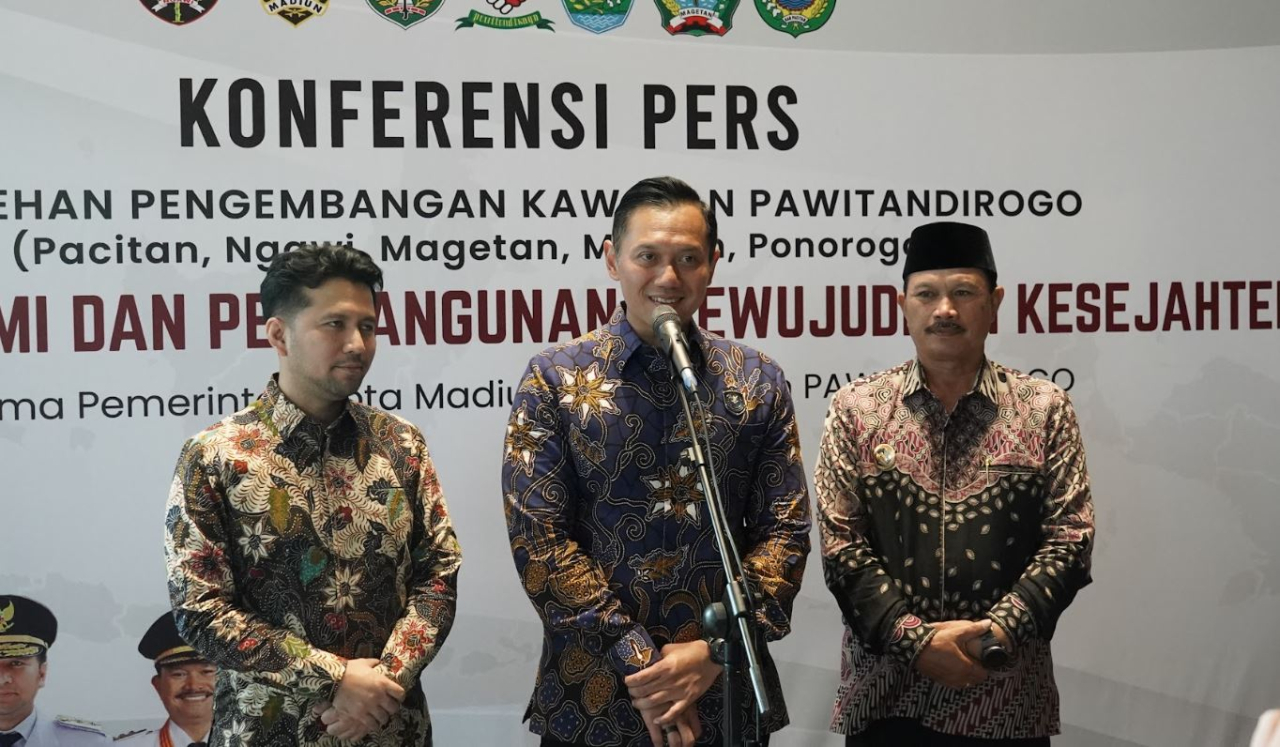 Menko AHY bersama Wagub Jatim Emil Dardak dan Wali Kota Madiun usai Sarasehan Pengembangan Wilayah Pawitandirogo di Madiun/ist