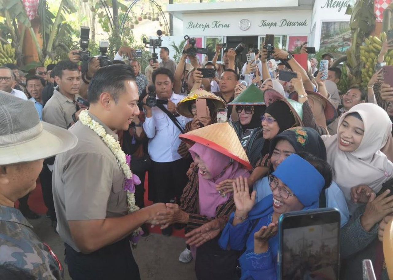 Menteri Koordinator Infrastruktur dan Pembangunan Kewilayahan RI, Agus Harimurti Yudhoyono (AHY) saat bertemu dengan aktivis lingkungan Prokilm di TPA Madiun/ist