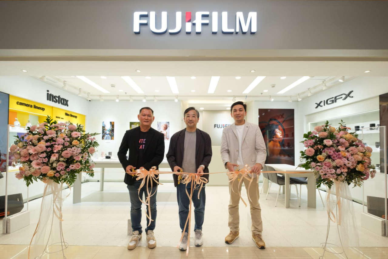 (Dari kiri ke kanan) Partner Fujifilm Indonesia, Akang, President Director Fujifilm Indonesia, Masato Yamamoto, dan Head of Marketing Fujifilm Indonesia, Johanes Rampi