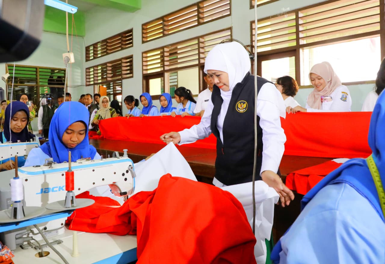 Tumbuhkan Semangat Nasionalisme Pelajar, Gubernur Khofifah Bersama Murid SMA/SMK/SLB se Jatim Jahit Bendera Merah Putih