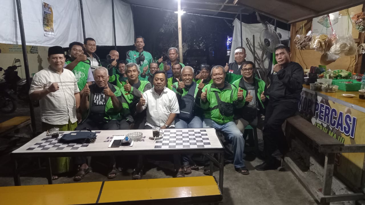 Anggota DPRD Jatim Samwil Bagikan Bingkisan untuk Ojol di Gresik