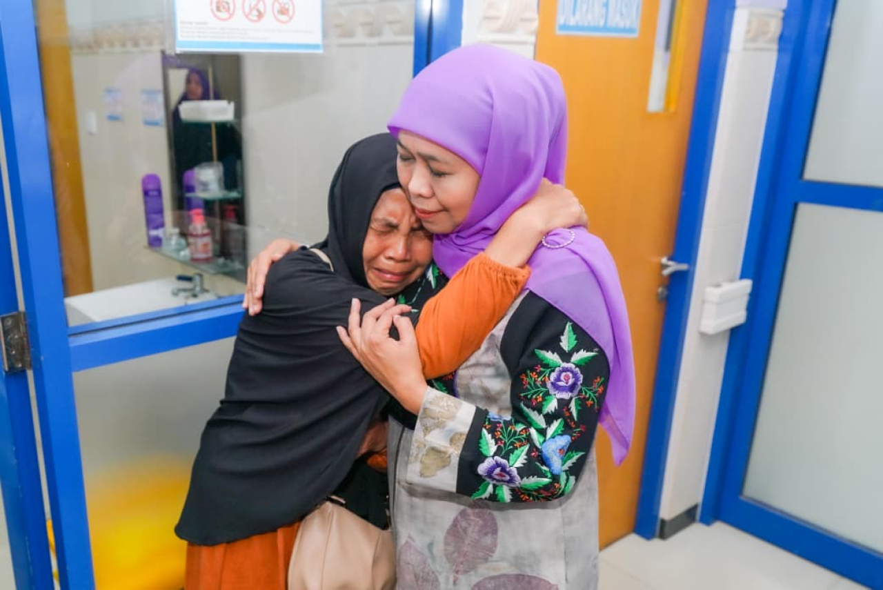 Gubernur Khofifah Besuk Korban Luka Kecelakaan Bus Wisata Bromo di RS Bina Sehat Jember