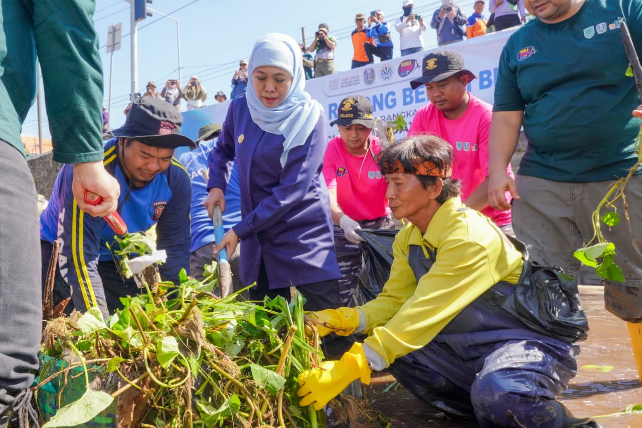 Gubernur Khofifah Pimpin Bersih Sungai di Probolinggo, Tegaskan Indonesia Bersih 2029