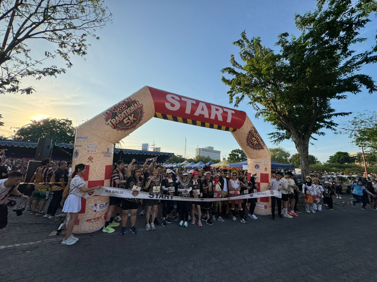 Rayakan Kebersamaan dan Kebhinekaan, Alumni SMAK St. Louis 1 Surabaya Gelar Urban 2025 Traditional 5K FunRun