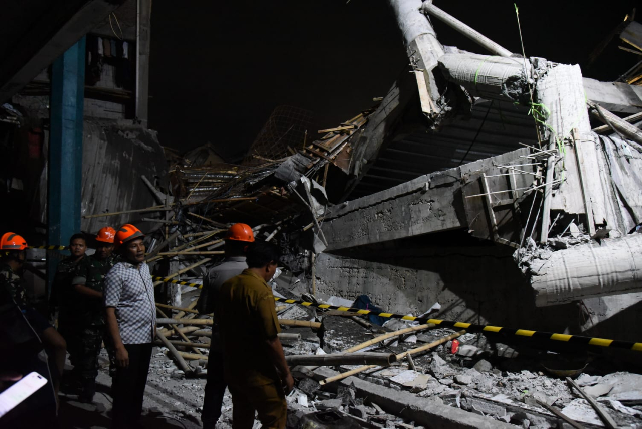 Polda Jatim Bantu Evakuasi Korban Runtuhnya Bangunan Pesantren Al Khoziny di Sidoarjo