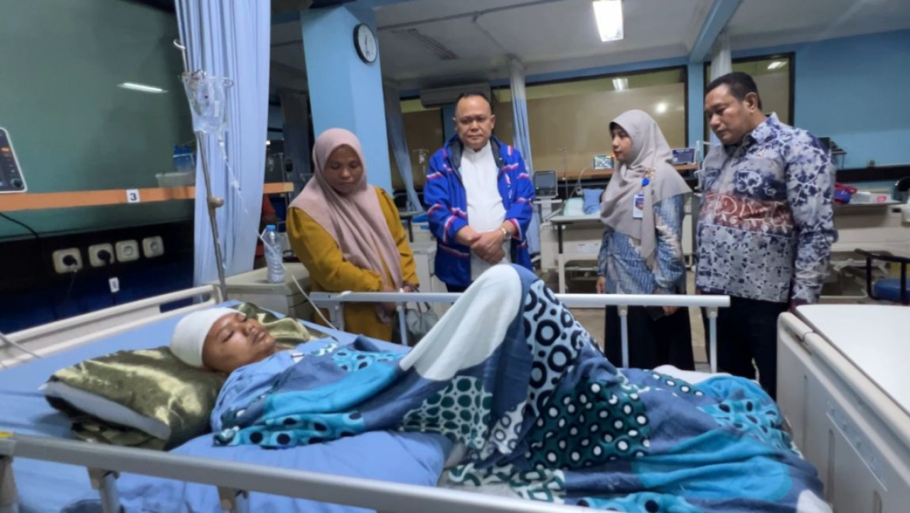 Ketua Fraksi Demokrat DPRD Jatim Jenguk Santri di RS Delta Surya, Sampaikan Salam Emil Dardak