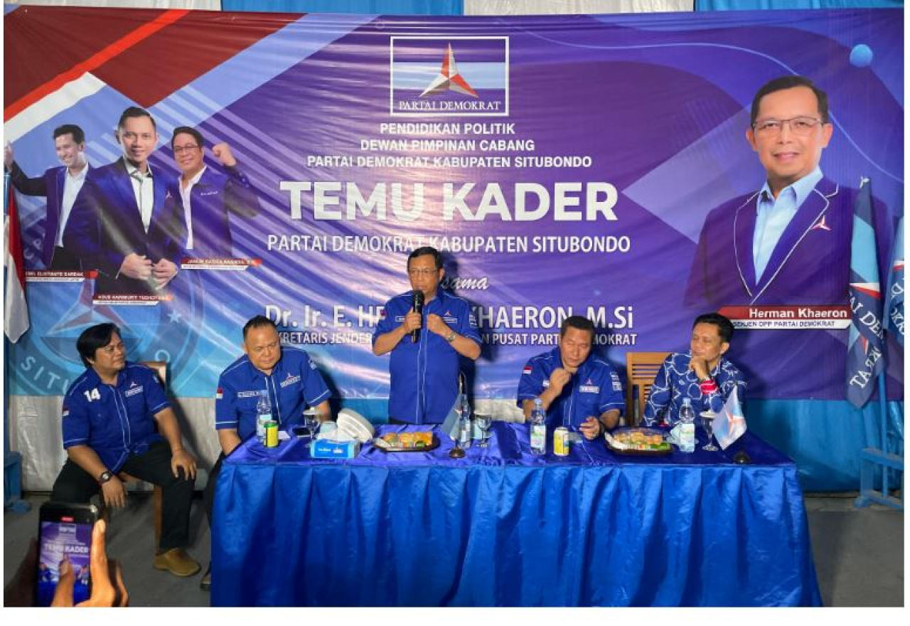 Sekjen Demokrat Herman Khaeron didampingi Bendahara DPD Demokrat Jatim dr Agung Mulyono dan Plt Sekretaris DPD Demokrat Jatim Mugianto saat menyapa kader Demokrat di Situbondo/ist