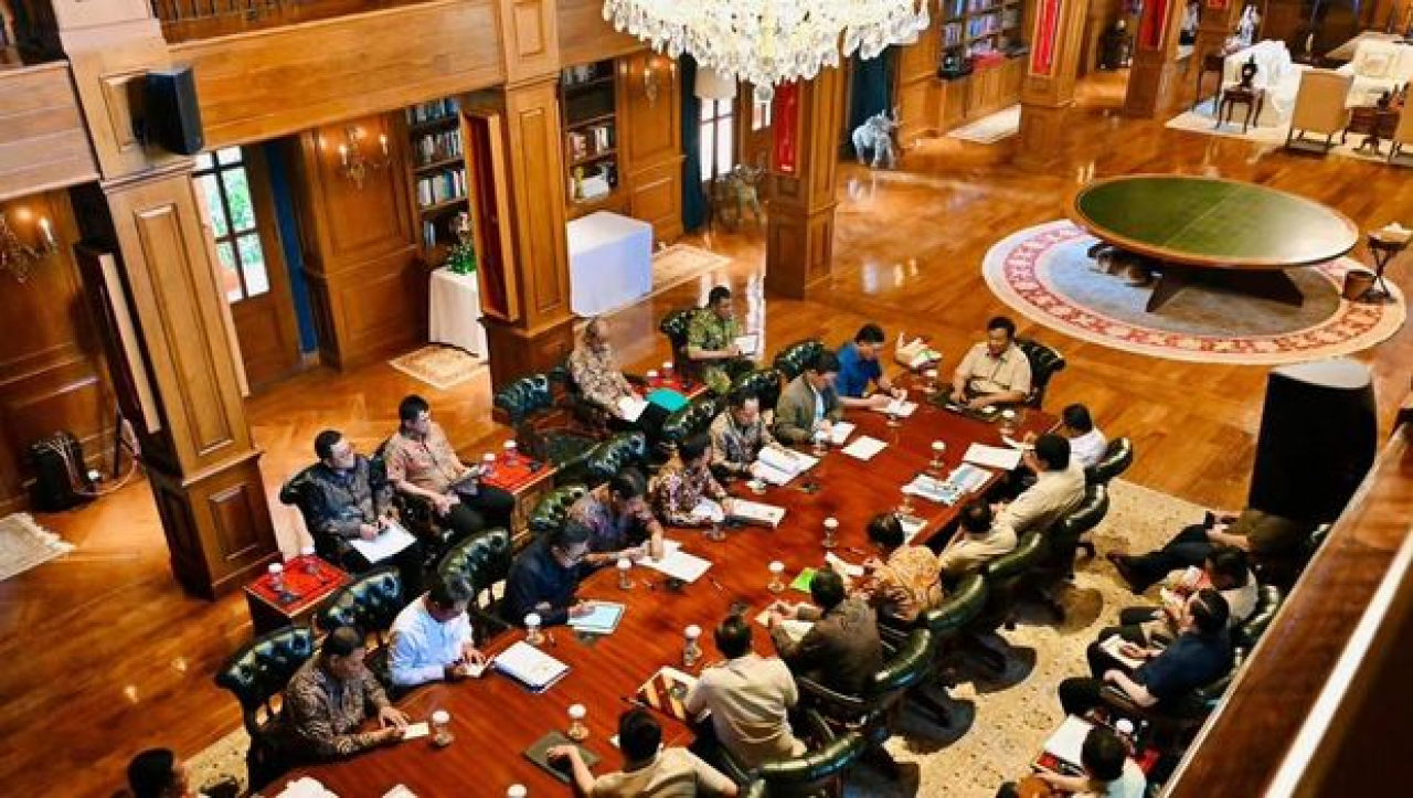 Foto: Presiden Prabowo Subianto memanggil sejumlah Menteri Kabinet Merah Putih ke kediaman Hambalang, Bogor, Jawa Barat, Minggu, (14/12/2025). (Instagram/sekretariat.kabinet) Presiden Prabowo Subianto memanggil sejumlah Menteri Kabinet Merah Putih ke kedi