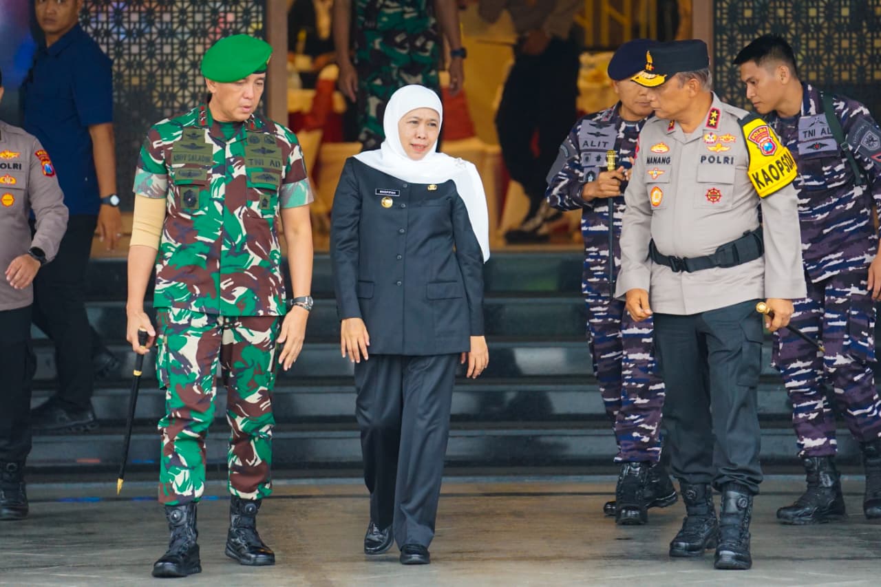 Hadiri Apel Operasi Lilin Semeru 2025, Khofifah Tegaskan Sinergi TNI-Polri Kunci Pengamanan Nataru Jatim