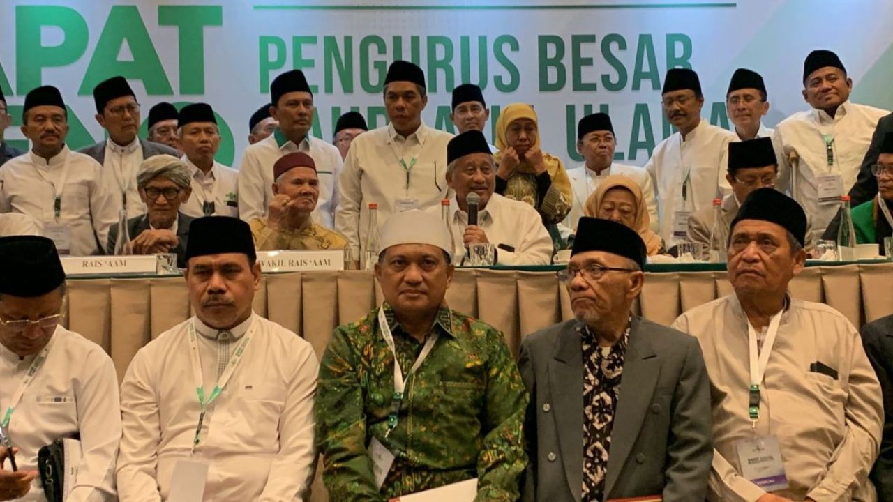 Rapat Pleno PBNU pada (9/11/2025) di Hotel Sultan menetapkan KH Zulfa Mustofa sebagai Pj Ketum menggantikan Gus Yahya pada pukul 23.00 WIB. 